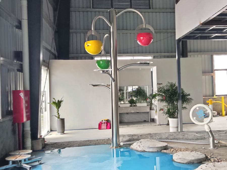 櫻桃樹(shù)倒水桶